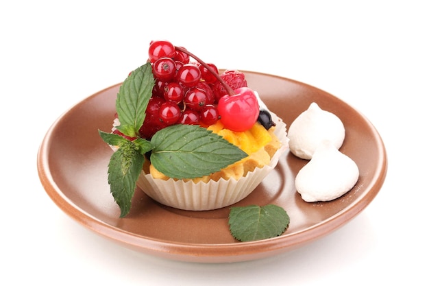 Deser na talerzu z owocami
